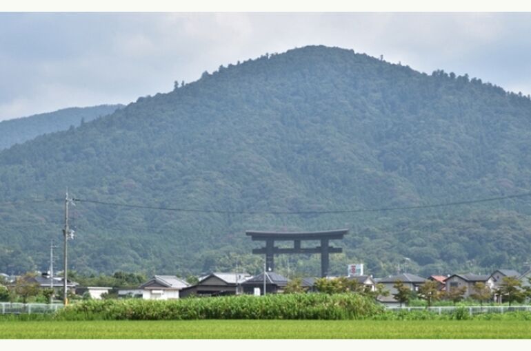 桜井市の名所　大神山と大鳥居の画像